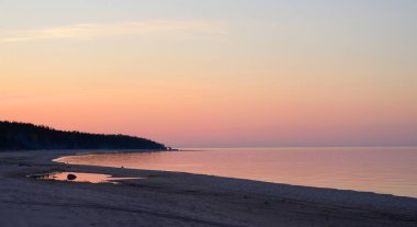Gün batımında Ladoga Gölü.