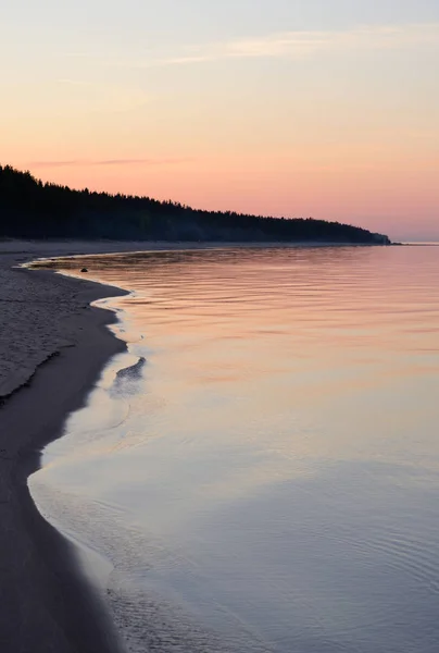 Ladoga lake bij zonsondergang. — Stockfoto