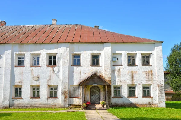 Byggnad med monastiska celler i Kirillo-Belozersky kloster. — Stockfoto