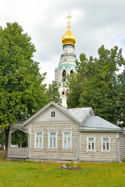 Старого дерев'яного будинку в центральній частині Вологді. — стокове фото