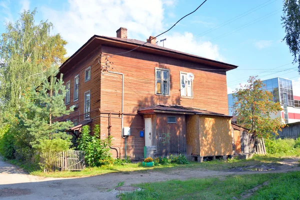 Ancien bâtiment en bois dans la partie centrale de Vologda . — Photo