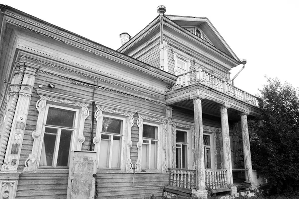古い木造建物のヴォログダの中央部に. — ストック写真