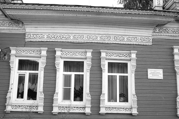Oude houten gebouw in het centrale deel van Vologda. — Stockfoto
