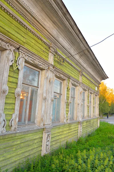 Старое деревянное здание в центральной части Вологды . — стоковое фото