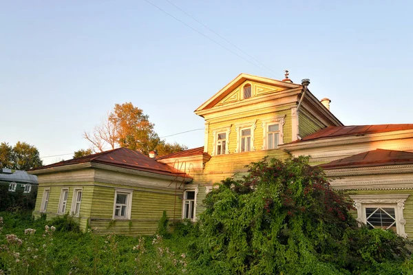 Ancien bâtiment en bois dans la partie centrale de Vologda . — Photo