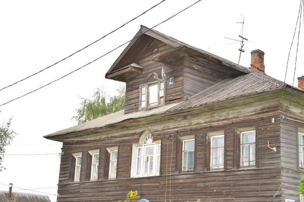 Oude houten gebouw in het dorp Priluki aan de rand van Vologda. — Stockfoto