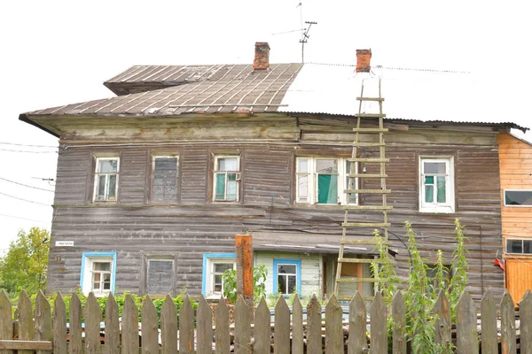 Old wooden building in Village Priluki on the outskirts of Vologda. — Stock Photo, Image