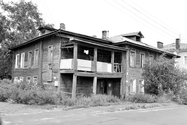 Staré dřevěné budovy v centrální části Vologda. — Stock fotografie