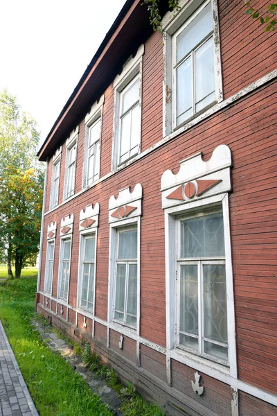 오래 된 목조 건물 Kirillov 마을에. — 스톡 사진
