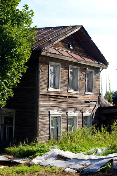 Oude houten gebouw in Kirillov stad. — Stockfoto