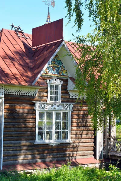 Staré dřevěné budovy v městě Kirillov. — Stock fotografie