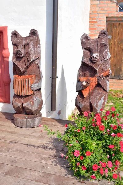 Estatuas de madera de osos en el monasterio Kirillo-Belozersky . — Foto de Stock