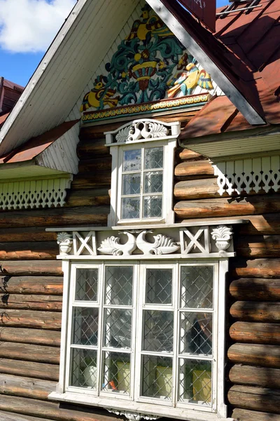 Oude houten gebouw in Kirillov stad. — Stockfoto