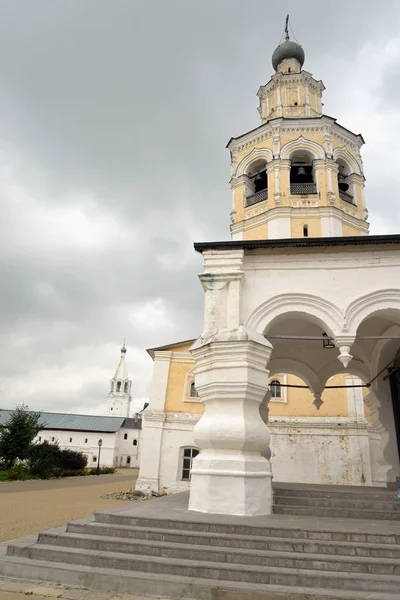 Spasski-Kathedrale mit Glockenturm im Erlöser-Priluki-Kloster. — Stockfoto