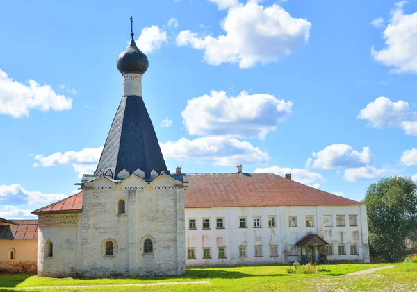 Monasterio Kirillo-Belozersky de día . — Foto de Stock