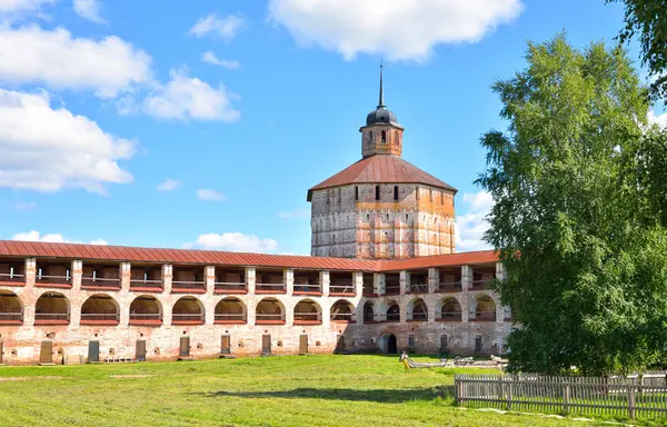 Mauer des Kirillo-belozersky-Klosters bei Tag. — Stockfoto