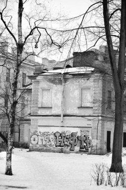 Maple caddesindeki graffiti ile eski ev.