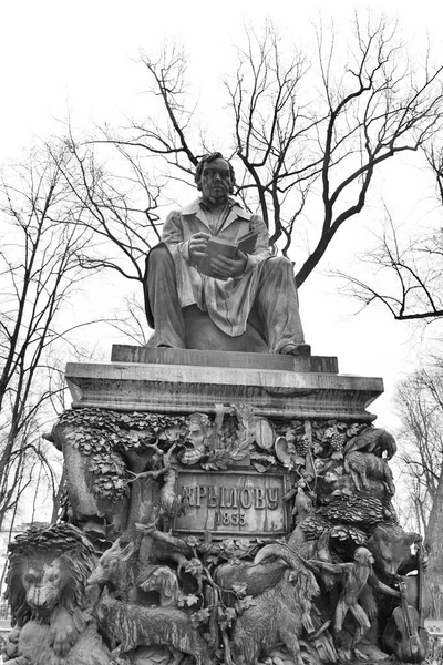 Monument voor Ivan Krylov in de zomertuin. — Stockfoto