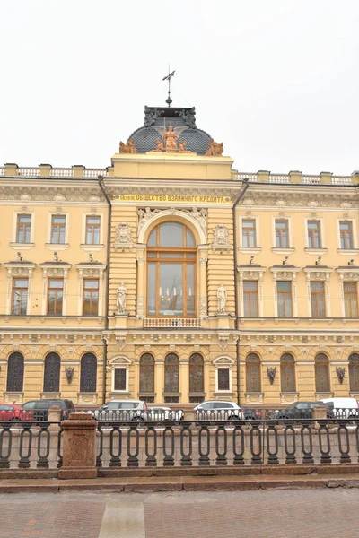 Будівля Санкт-Петербурзі товариства взаємне кредитування. — стокове фото