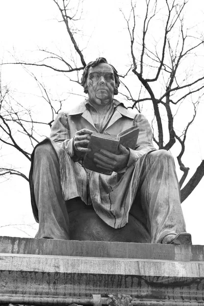 Monumento a Iván Krylov en el Jardín de Verano . — Foto de Stock