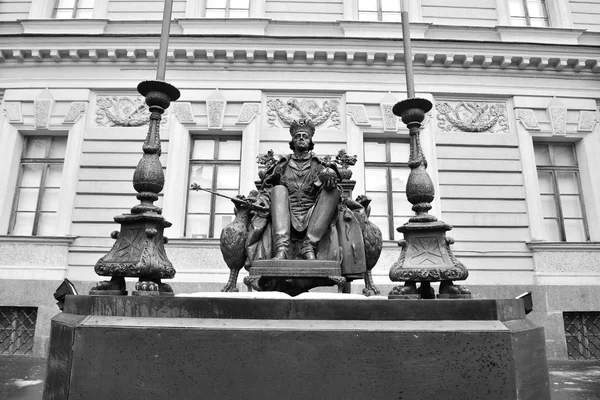 Standbeeld van keizer Paul I op de binnenplaats van het kasteel van Mikhailovski. — Stockfoto