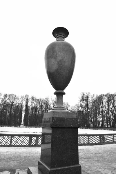 Vase en porphyre dans le jardin d'été . — Photo