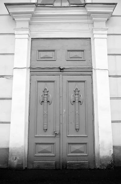Drzwi Mihajłowskij maneż w Sankt Petersburgu. — Zdjęcie stockowe