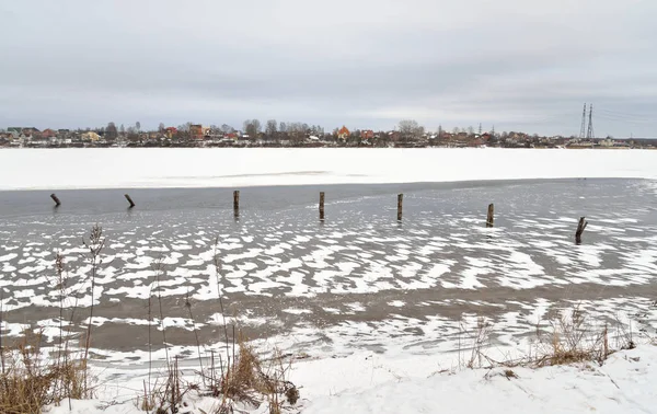 Neva rivier aan de rand van Sint-Petersburg. — Stockfoto