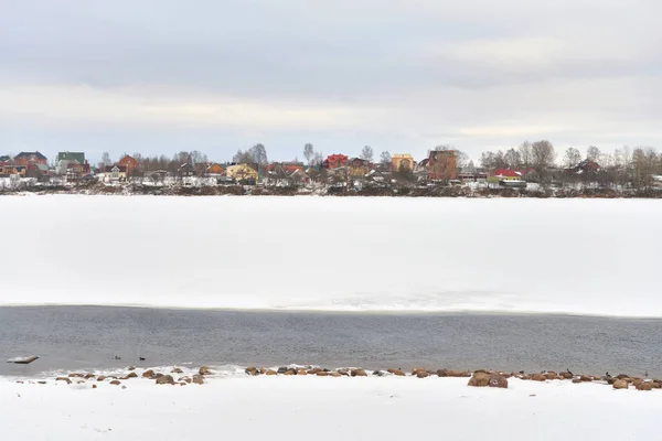 Fiume Neva alla periferia di San Pietroburgo . — Foto Stock