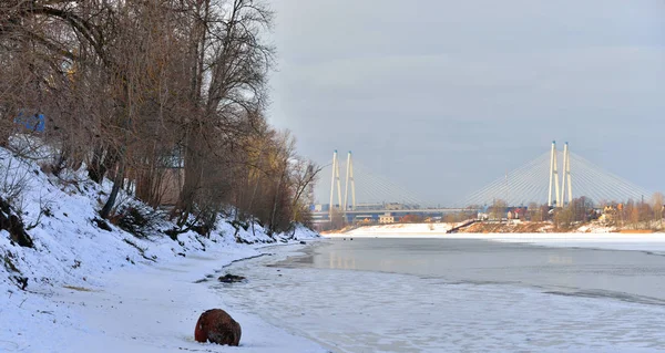 Newa-Küste und Schrägseilbrücke im Winter. — Stockfoto