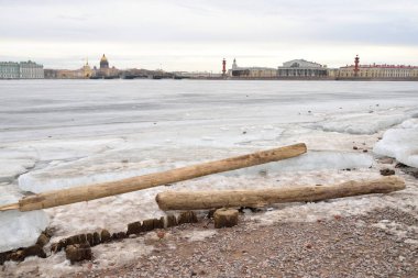 St.Petersburg donmuş Neva Nehri'nin görünümü.
