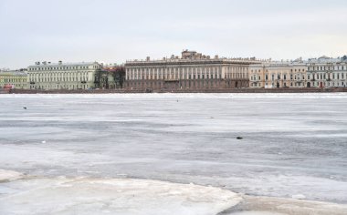 St.Petersburg donmuş Neva Nehri'nin görünümü.