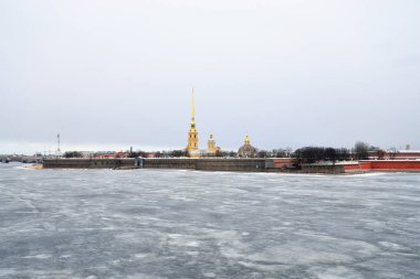 Donmuş nehir Neva ve Peter Paul Fortress Kalesi.