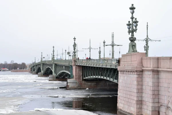 Dreifaltigkeitsbrücke und Neva. — Stockfoto