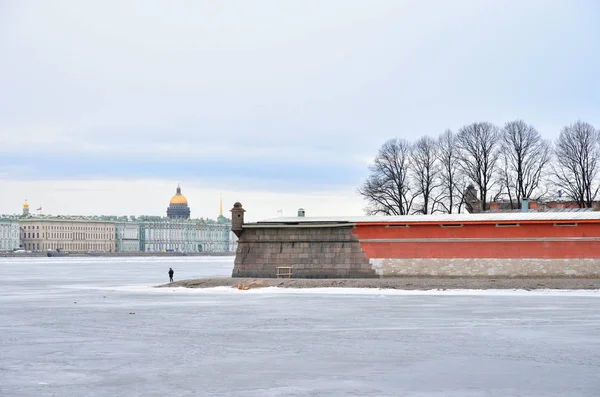 Río congelado Neva en el centro de San Petersburgo . — Foto de Stock