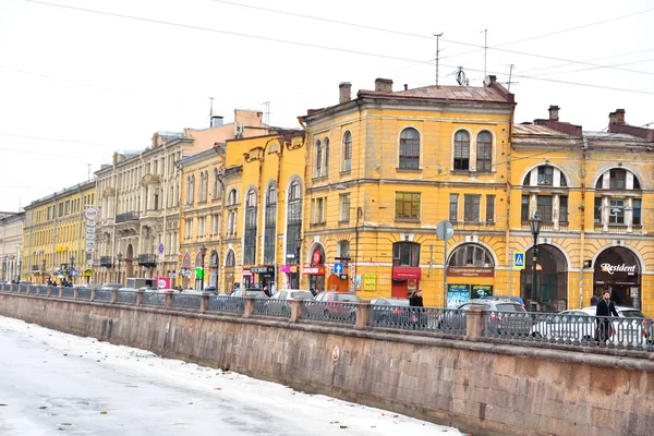 Utsikt över Gribojedov kanalen i St Petersburg. — Stockfoto