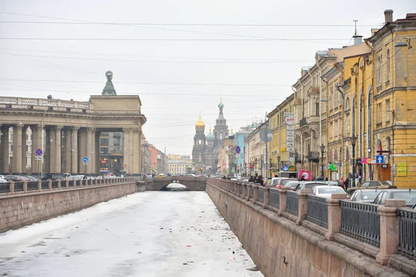 Zobacz kanał Gribojedowa w Sankt Petersburgu. — Zdjęcie stockowe