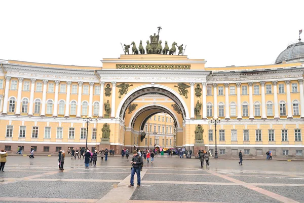 O arco do Estado Maior na praça do Palácio . — Fotografia de Stock