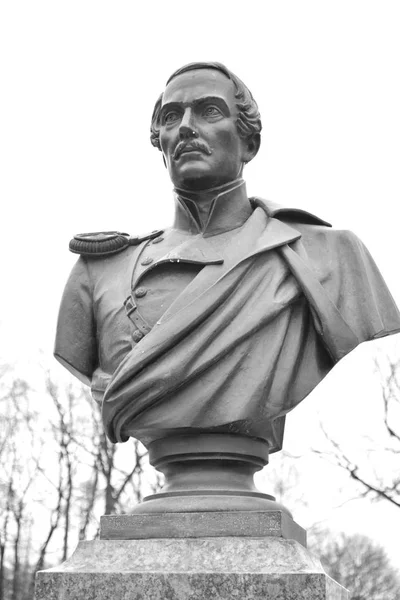 Monument av Mikhail Yurjevich Lermontov. — Stockfoto