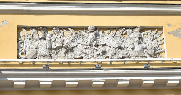 Fragmento de um edifício antigo no estilo clássico em São Petersburgo . — Fotografia de Stock