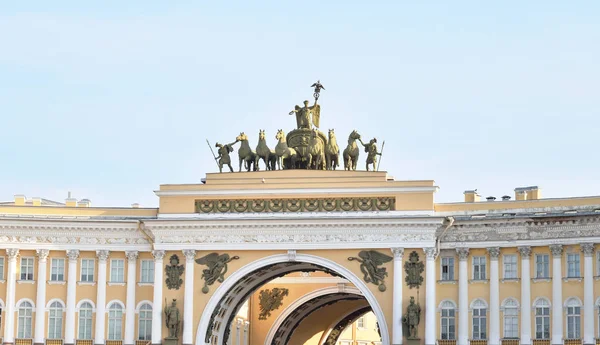 O arco do Estado Maior na praça do Palácio . — Fotografia de Stock