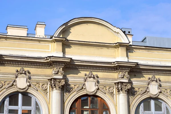 Fragment of an old building in the classical style in St. Petersburg. — Stock Photo, Image