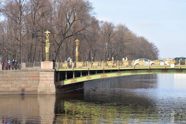 Ponte Panteleimon do outro lado do rio Fontanka . — Fotografia de Stock