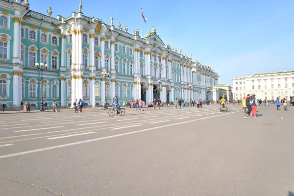 Дворцовая площадь и Эрмитаж . — стоковое фото