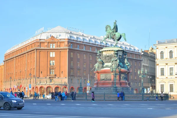 Pomnik Mikołaja I i Hotel Astoria. — Zdjęcie stockowe