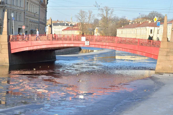 Rode brug, St. Petersburg. — Stockfoto