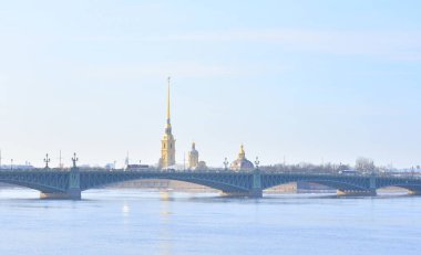 Trinity Köprüsü ve Peter ve Paul Fortress.