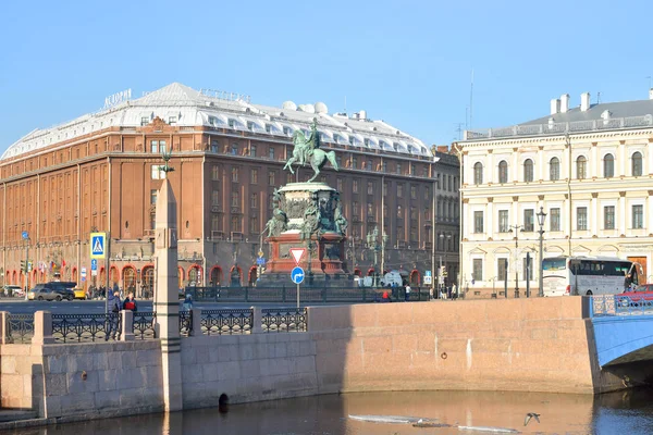 O monumento a Nicolau I e Hotel Astoria . — Fotografia de Stock