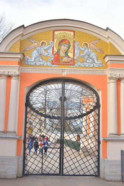Gate in Alexander Nevsky Lavra. — Stock Photo, Image