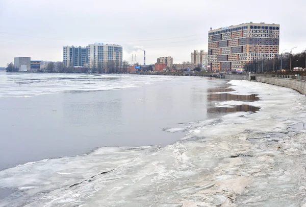 제방 Obukhov 방어, St.Petersburg의 외곽. — 스톡 사진